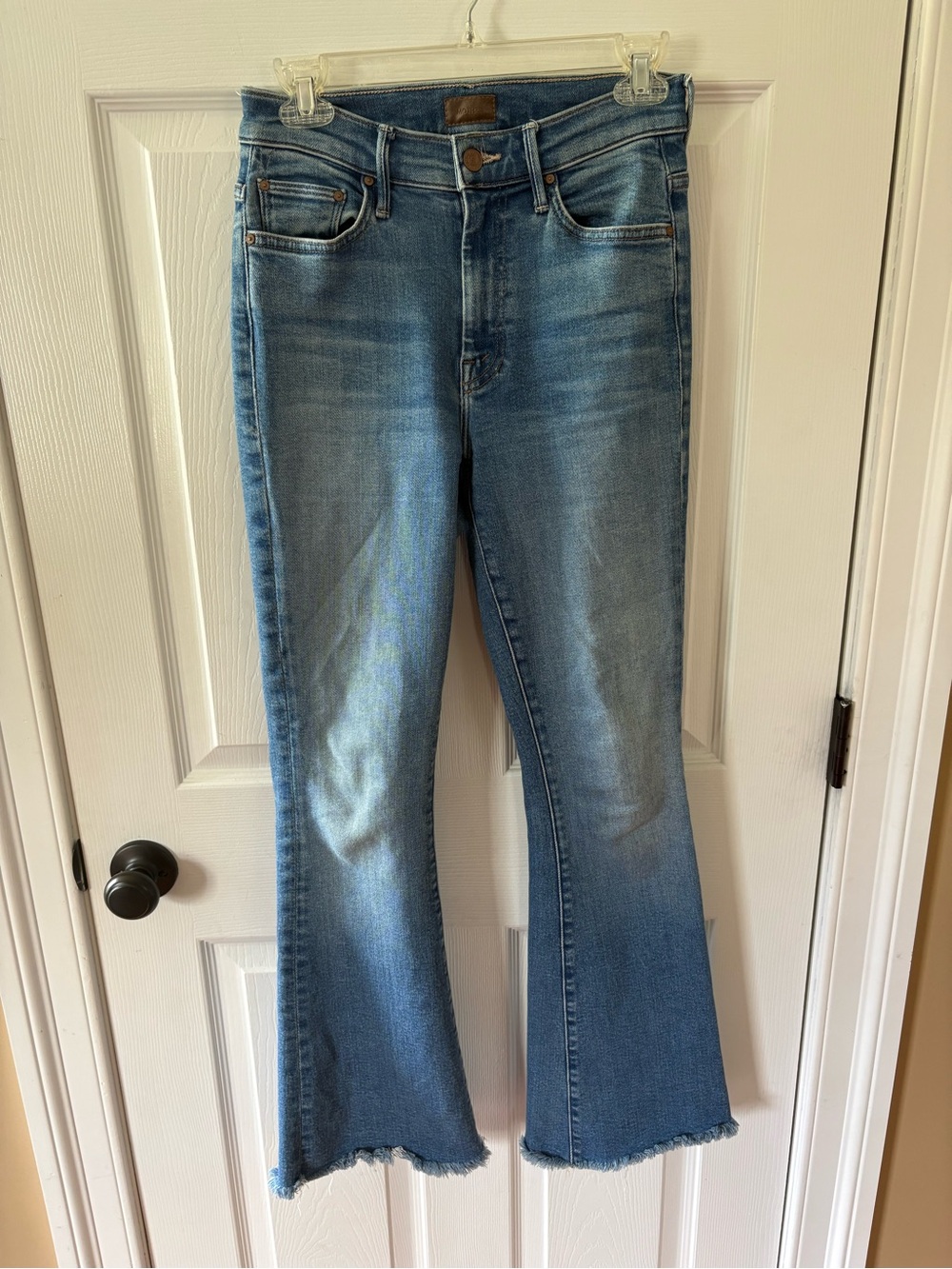 MOTHER The Weekender Fray Jeans 26 Meet Cute Flare Raw Hem Light Wash